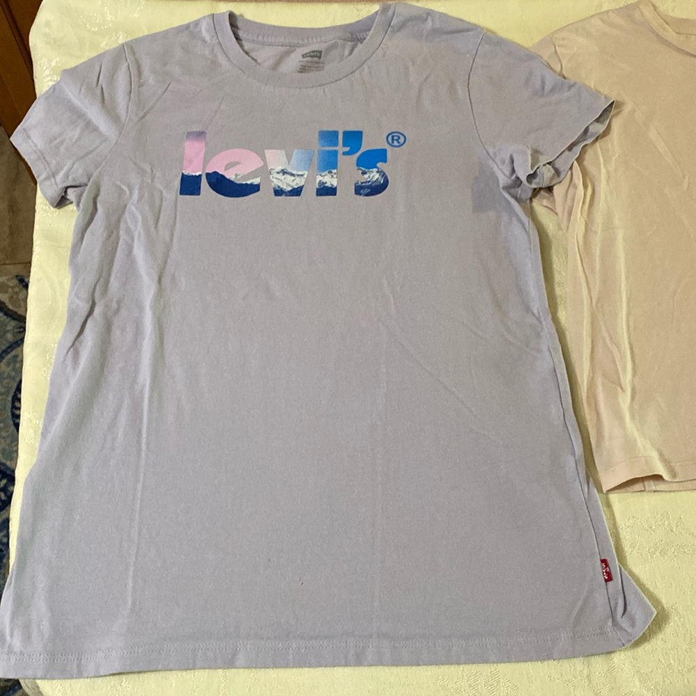 Levi’s T-shirts Ladies. Sz small